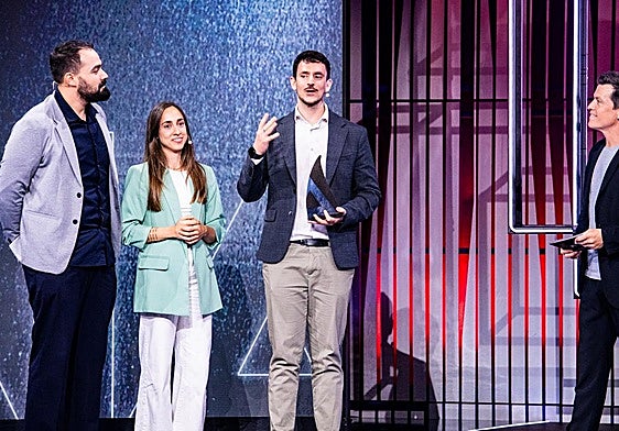 De izquierda a derecha, el canario Pablo Sosa, Pilar Granado y Luis Chimeno recogiendo el premio.