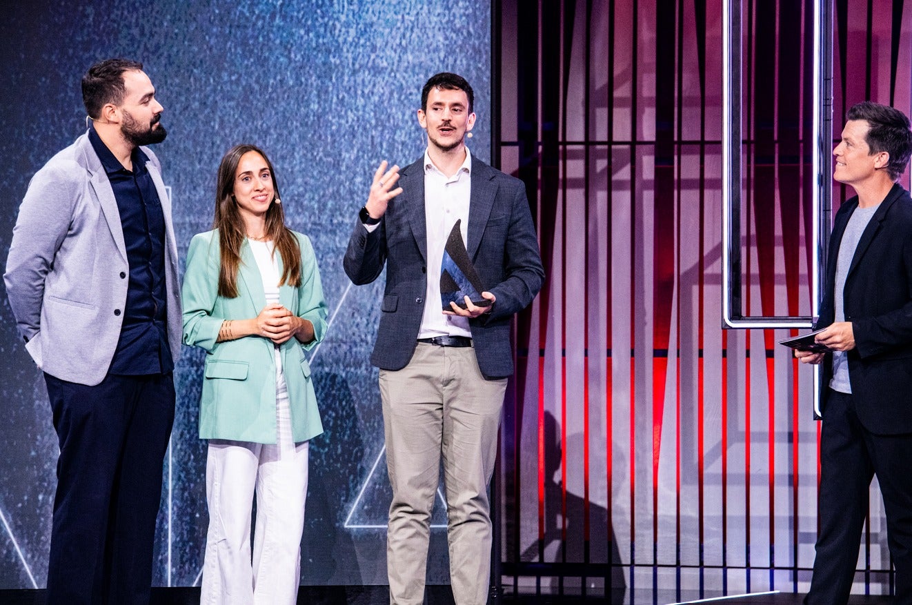 De izquierda a derecha, el canario Pablo Sosa, Pilar Granado y Luis Chimeno recogiendo el premio.