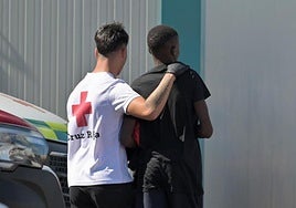 Imagen de archivo de un menor extranjero no acompañado tras su llegada en una patera a El Hierro.