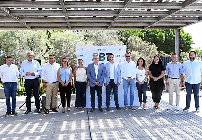 El grupo de gobierno, este viernes, en el Parque Tony Gallardo. Solo faltan dos ediles, que no pudieron acudir.