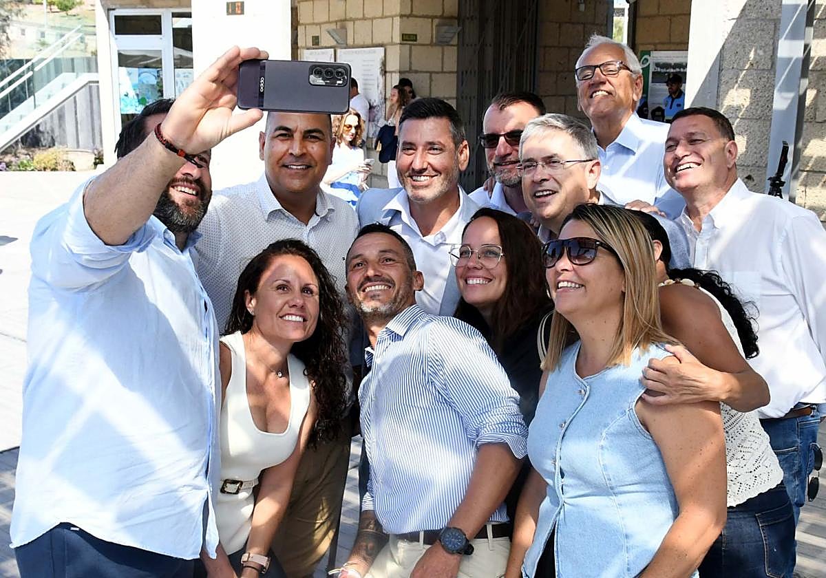 Selfi que se hicieron los miembros del gobierno tras el balance del ecuador del mandato.