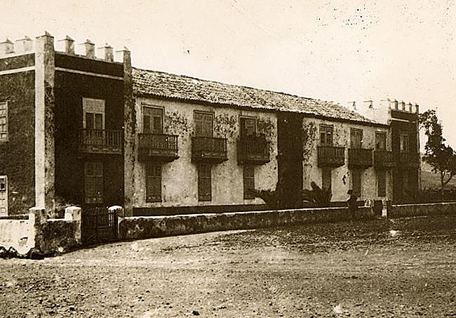 Las dos torres laterales y las almenas las añadió la marquesa a la casona, entre otras transformaciones arquitectónicas.