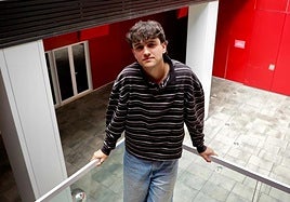 El artista Lewis Potter posando para CANARIAS7 en El Sebadal.