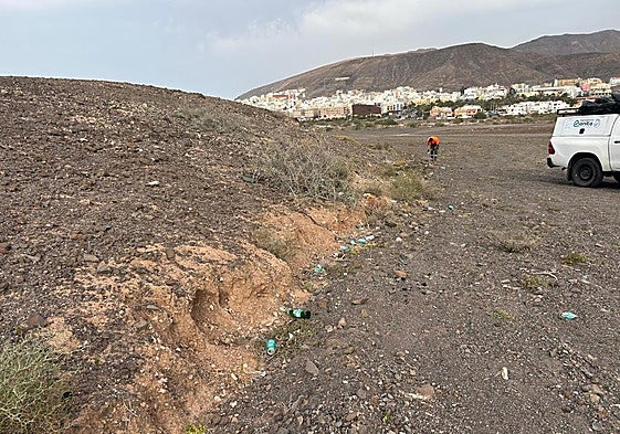 Tareas de limpieza a la altura de la entrada a Gran Tarajal.