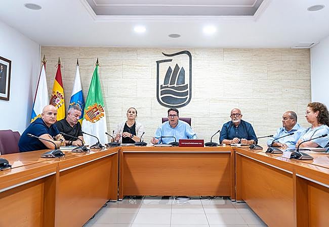La presidenta Lola García y el alcalde David de Vera, con los operadores del muelle y empresarios.