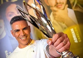 Yeray Cruz, con su trofeo acreditativo.