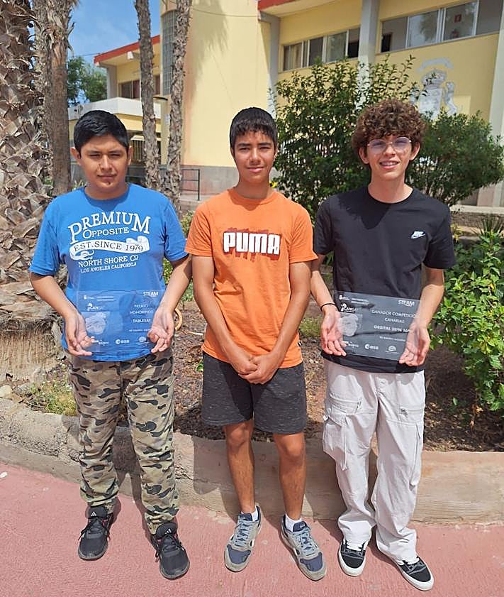 Imagen secundaria 2 - El IES El Tablero montó tres equipos, cada uno con su mentor. En la foto superior, parte de sus integrantes. Debajo, Javier Vizcaíno, en clase, con el alumnado participante. Al lado, Ian, Ismael y Héctor.