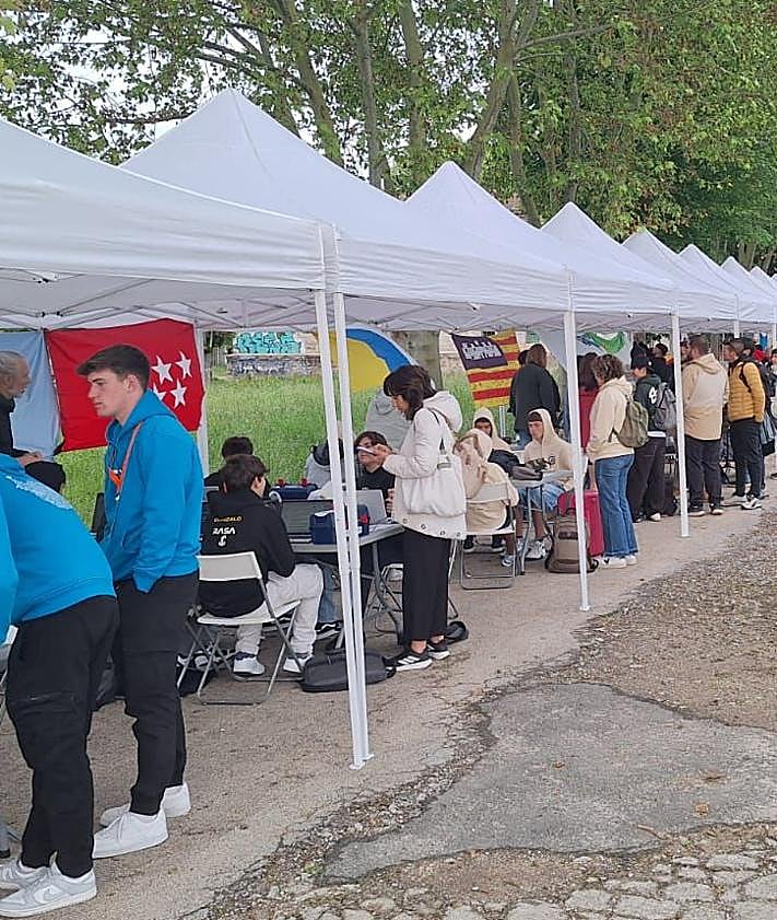 Imagen secundaria 2 - Tres momentos de la fase nacional en Galicia, En la foto superior, en el set de presentación del proyecto.