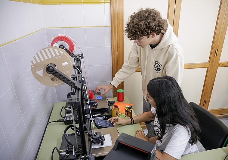 Héctor y Laura, diseñando la lata en la impresora 3D.