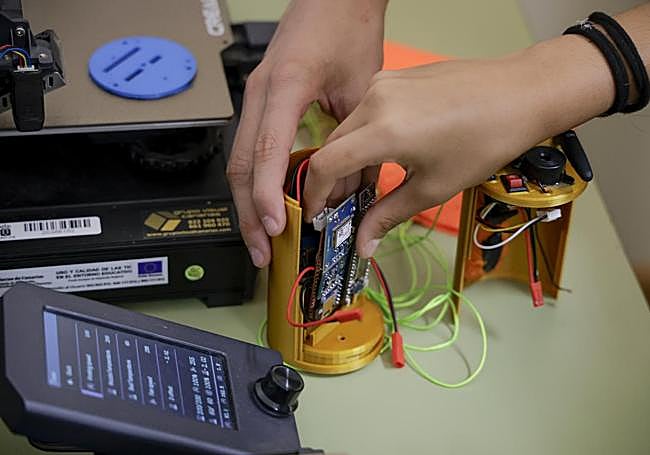 Foto detalle de la lata-satélite y de lo que contiene.