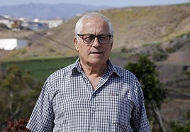 Juan Carlos Lorenzo posa en Cañada Lagarto, su lugar en el mundo al fondo del barranco en Cuevas Blancas.