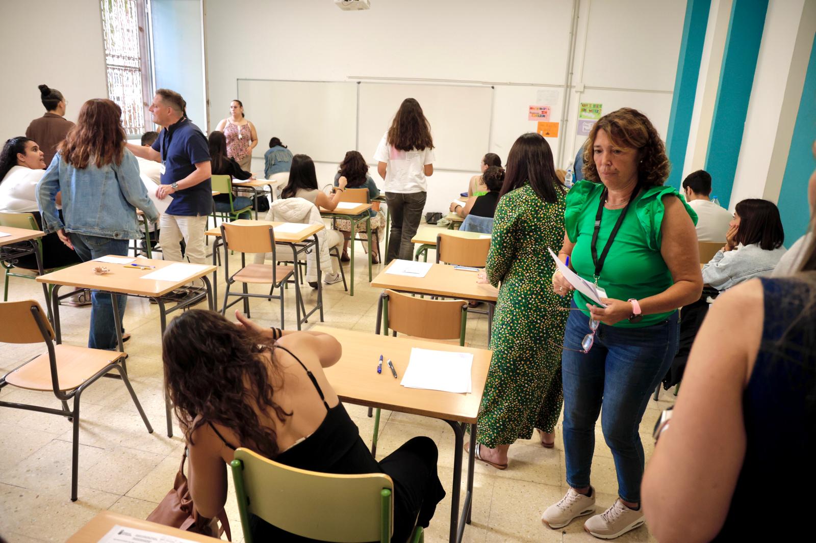 El arranque de las oposiciones de educación en el IES Pérez Galdós, en imágenes