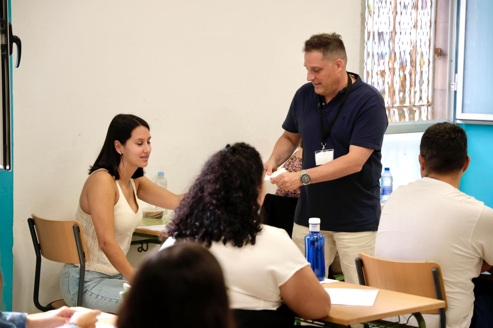 El arranque de las oposiciones de educación en el IES Pérez Galdós, en imágenes