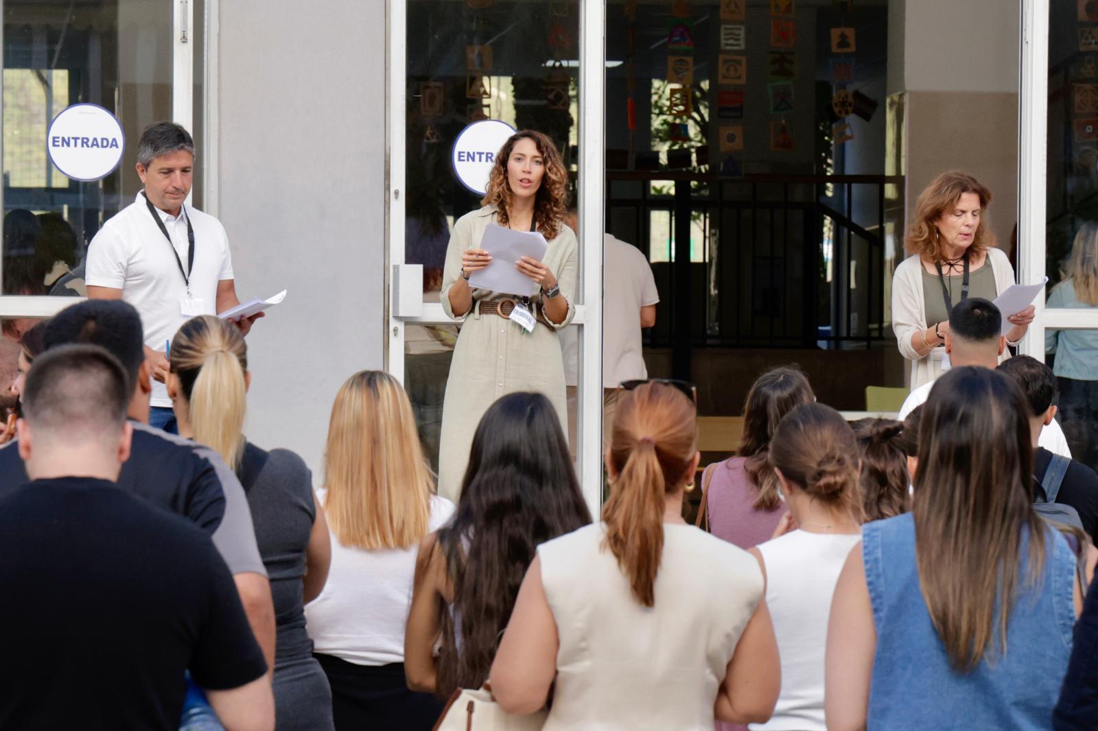 El arranque de las oposiciones de educación en el IES Pérez Galdós, en imágenes
