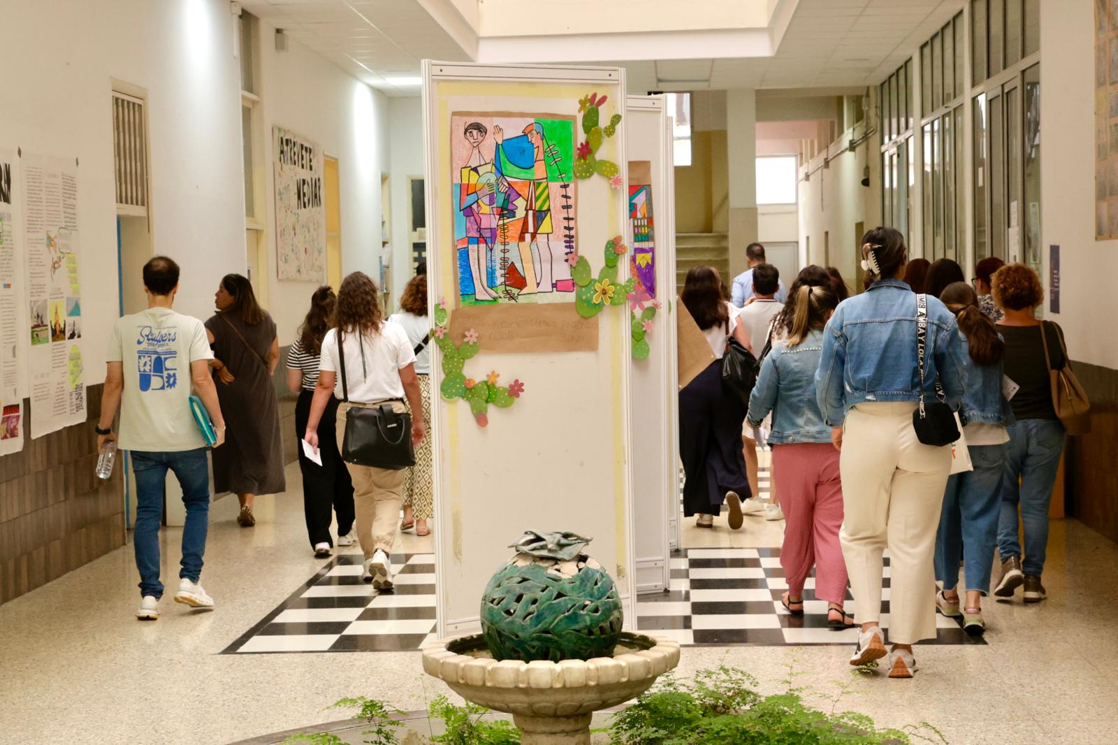 El arranque de las oposiciones de educación en el IES Pérez Galdós, en imágenes