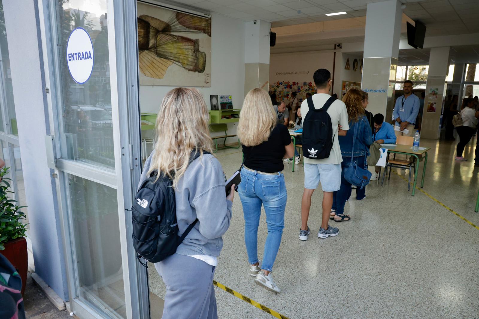 El arranque de las oposiciones de educación en el IES Pérez Galdós, en imágenes