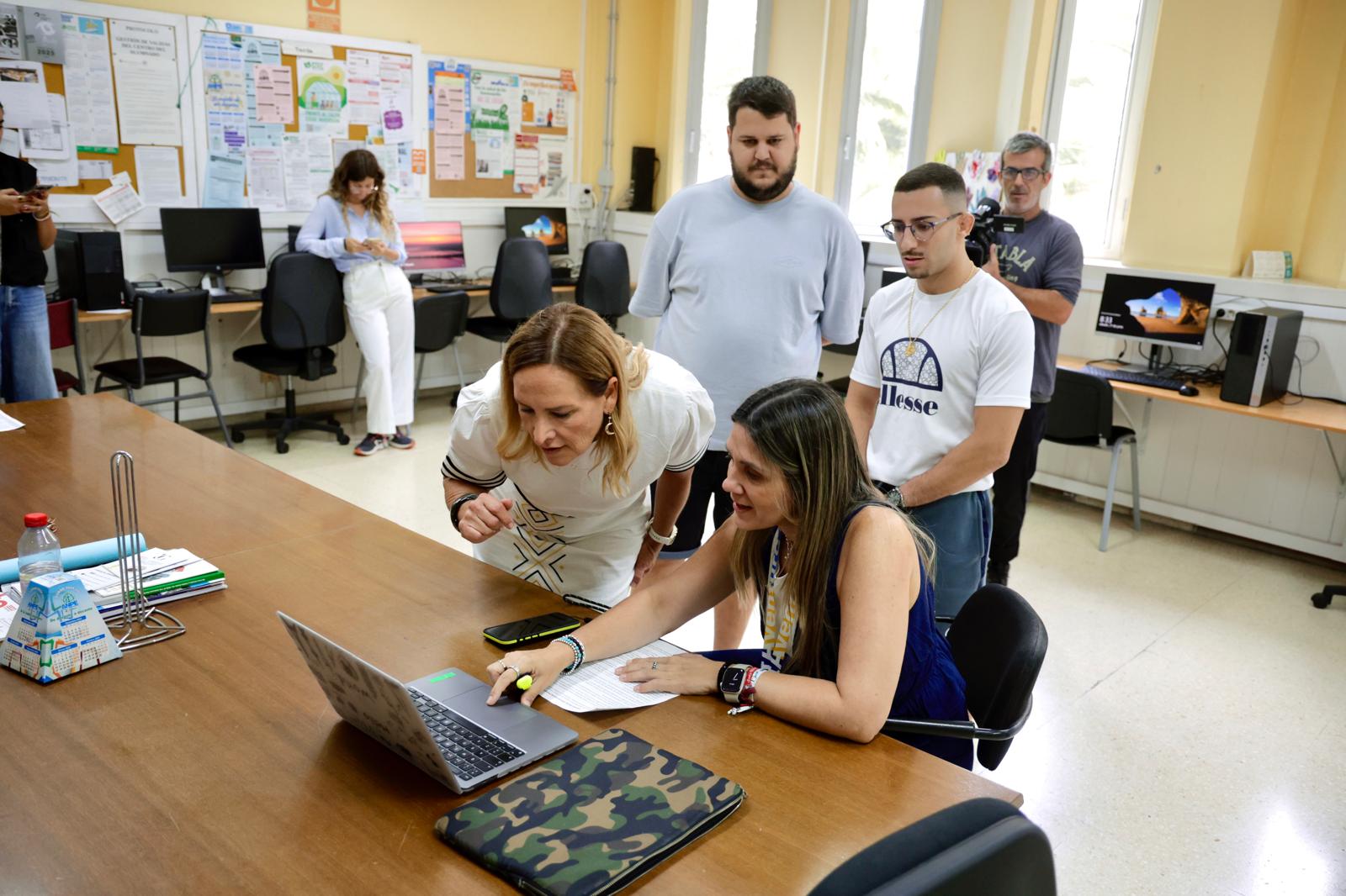 El arranque de las oposiciones de educación en el IES Pérez Galdós, en imágenes