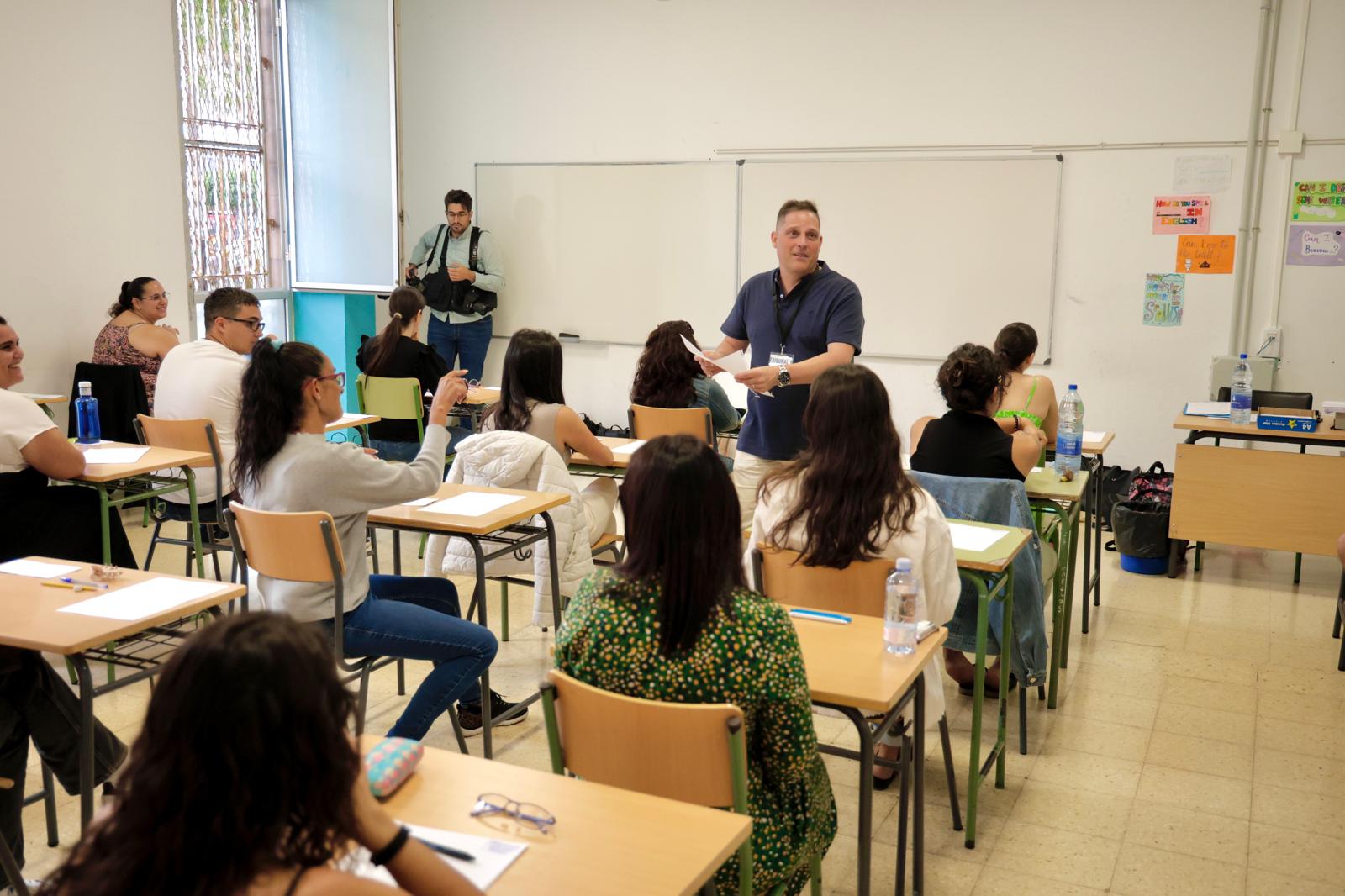 El arranque de las oposiciones de educación en el IES Pérez Galdós, en imágenes