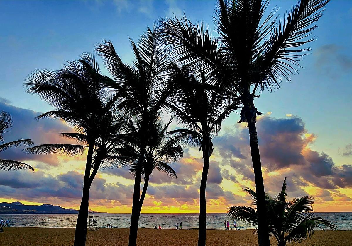 Atardecer en la playa de Las Canteras.
