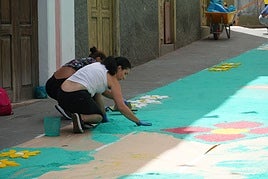 Elaboración de alfombras del Corpus Christi en Guía