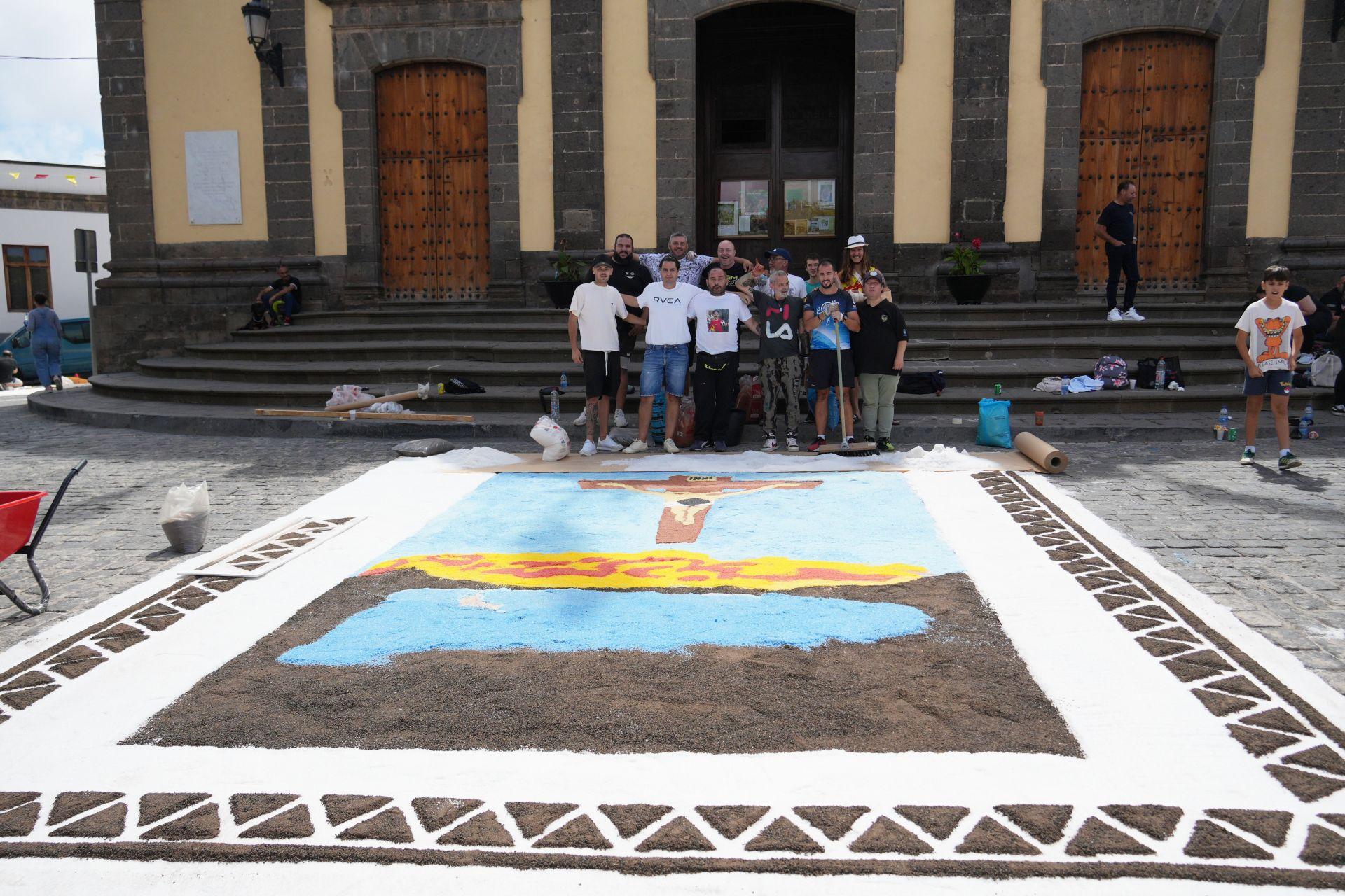 Elaboración de alfombras del Corpus Christi en Guía