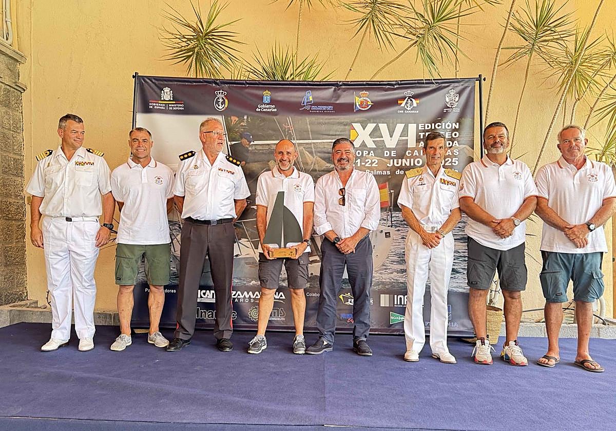 Foto de la entrega de trofeos a la conclusión de la prueba náutica.