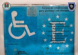 Tarjeta de estacionamiento para personas con discapacidad.