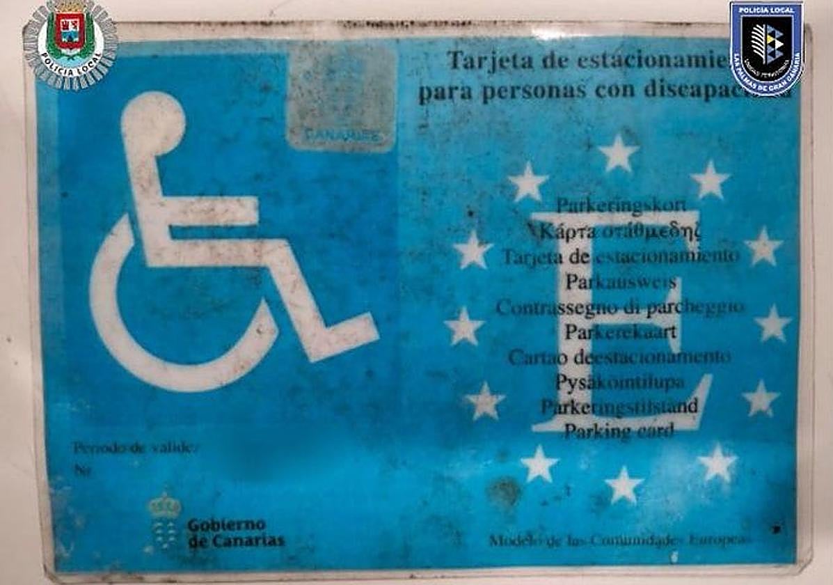 Tarjeta de estacionamiento para personas con discapacidad.