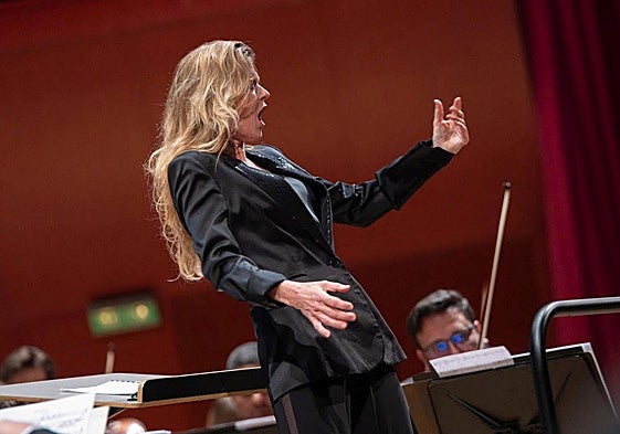 Barbara Hannigan, durante el concierto en el Auditorio Alfredo Kraus, al frente de la OFGC.