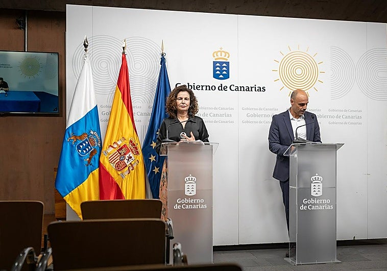 La consejera de Hacienda, Matilde Asián y el portavoz del Gobierno de Canarias, Alfonso Cabello.
