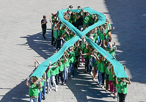 Foto de archivo de un lazo portado por voluntarios de la AECC por el Día Mundial del Cáncer.