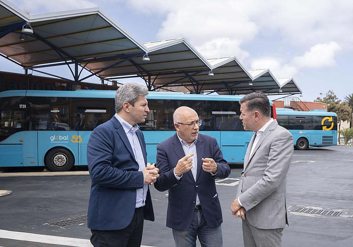 El gerente de la AUTGC, Ruymán Santana, el presidente del Cabildo, Antonio Morales, y el consejero de Movilidad Sostenible, Teodoro Sosa.