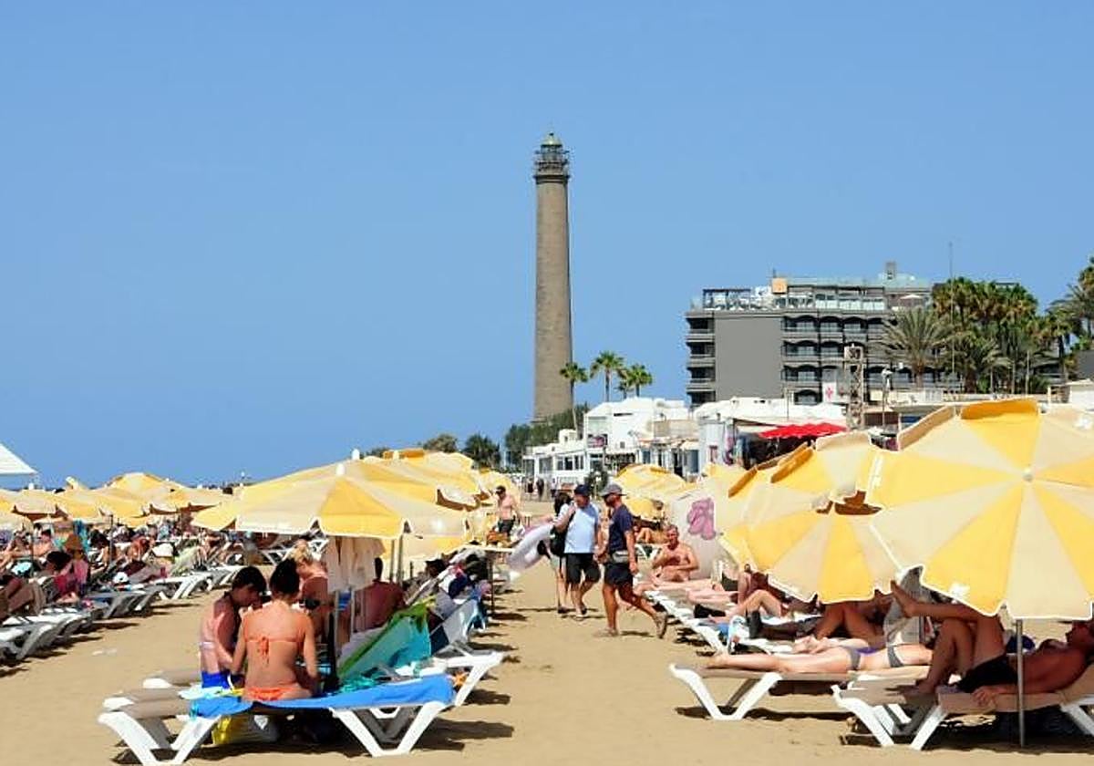 Hamacas en la playa de Maspalomas.
