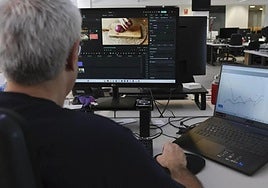 Imagen de archivo de un empleado durante su jornada laboral.