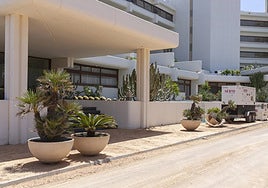 Hotel Meliá Salinas, en abril, cerrado por los efectos de la lluvia torrencial.