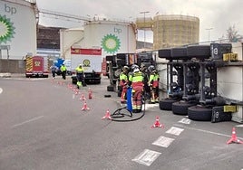 Imagen del camión volcado mientras es atendido por los bomberos.