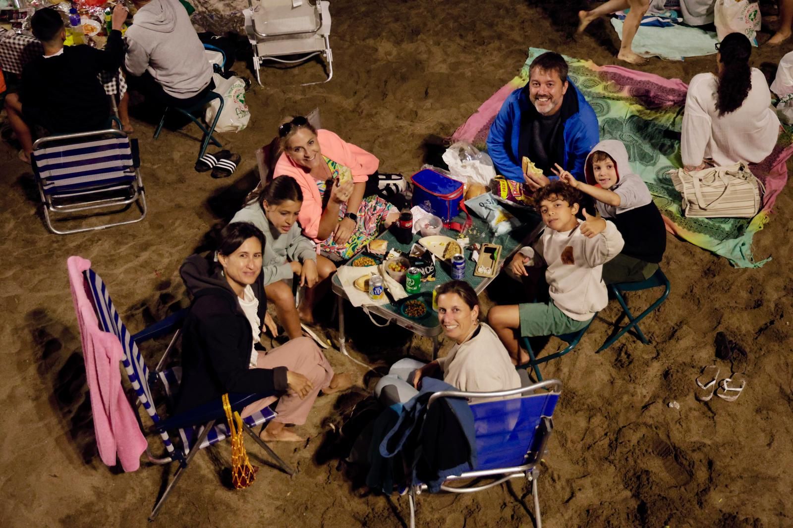 San Juan alumbra la playa de Las Canteras
