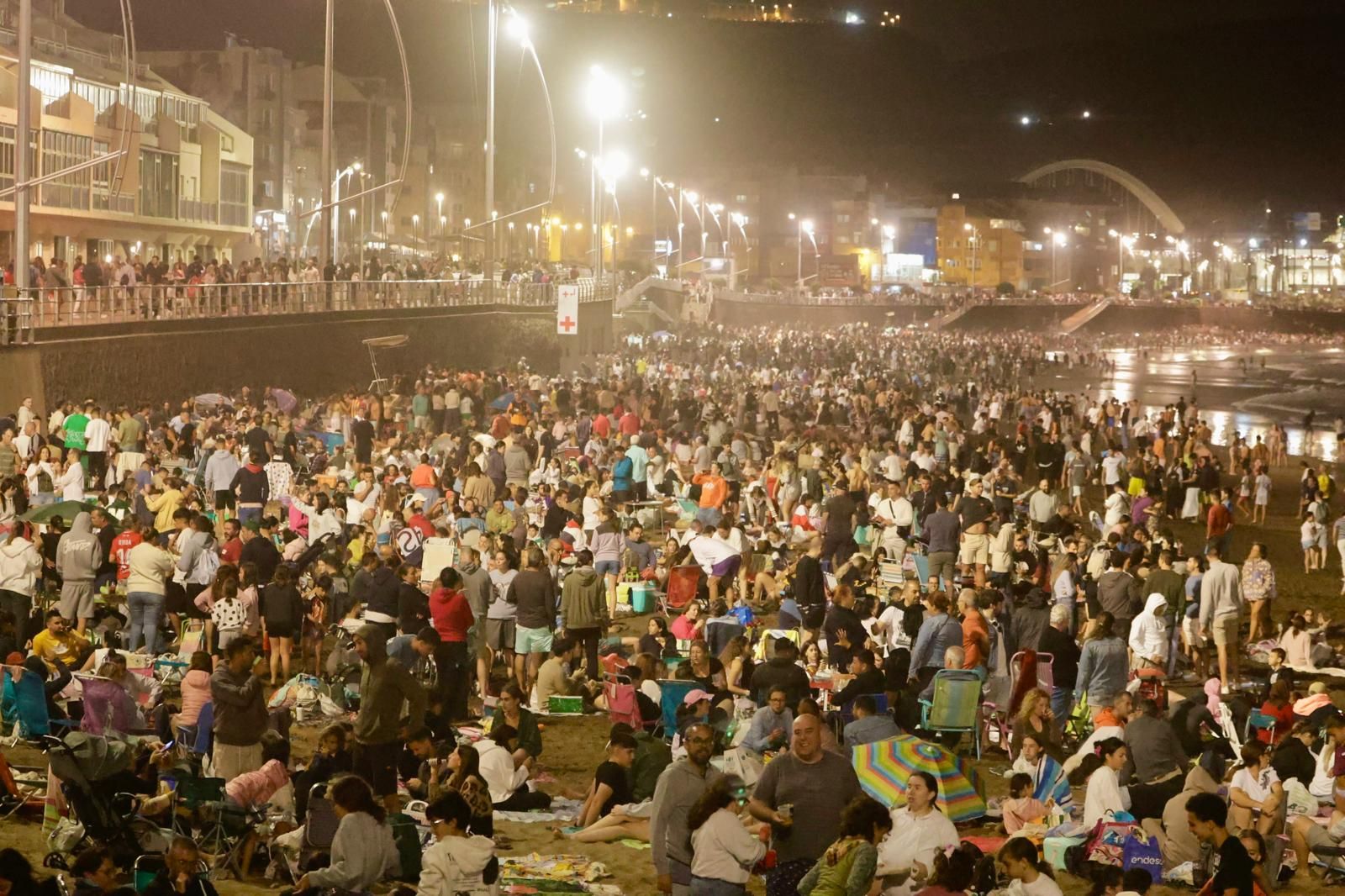 San Juan alumbra la playa de Las Canteras