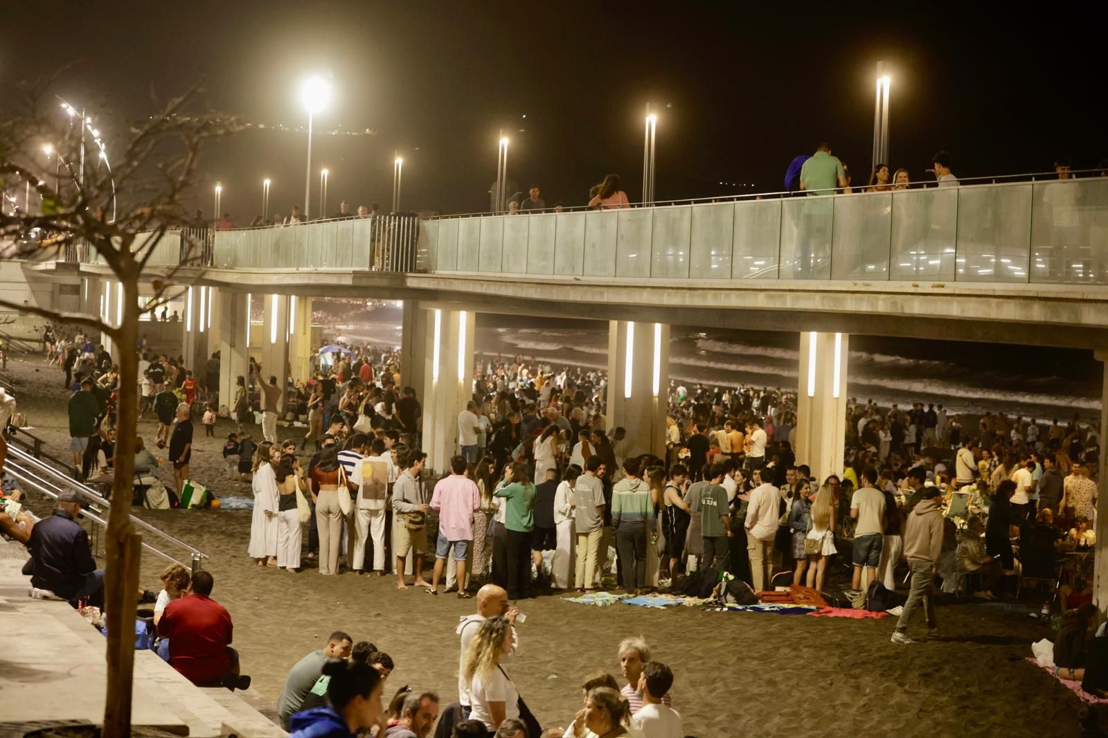 San Juan alumbra la playa de Las Canteras