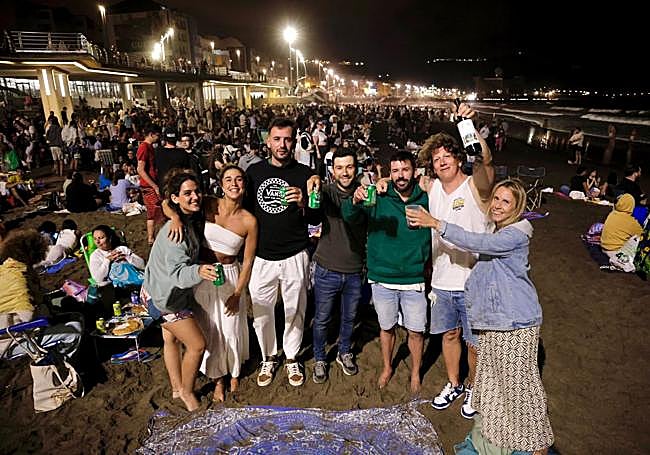 Miles de personas disfrutaron de la noche mágica de San Juan en Las Canteras.