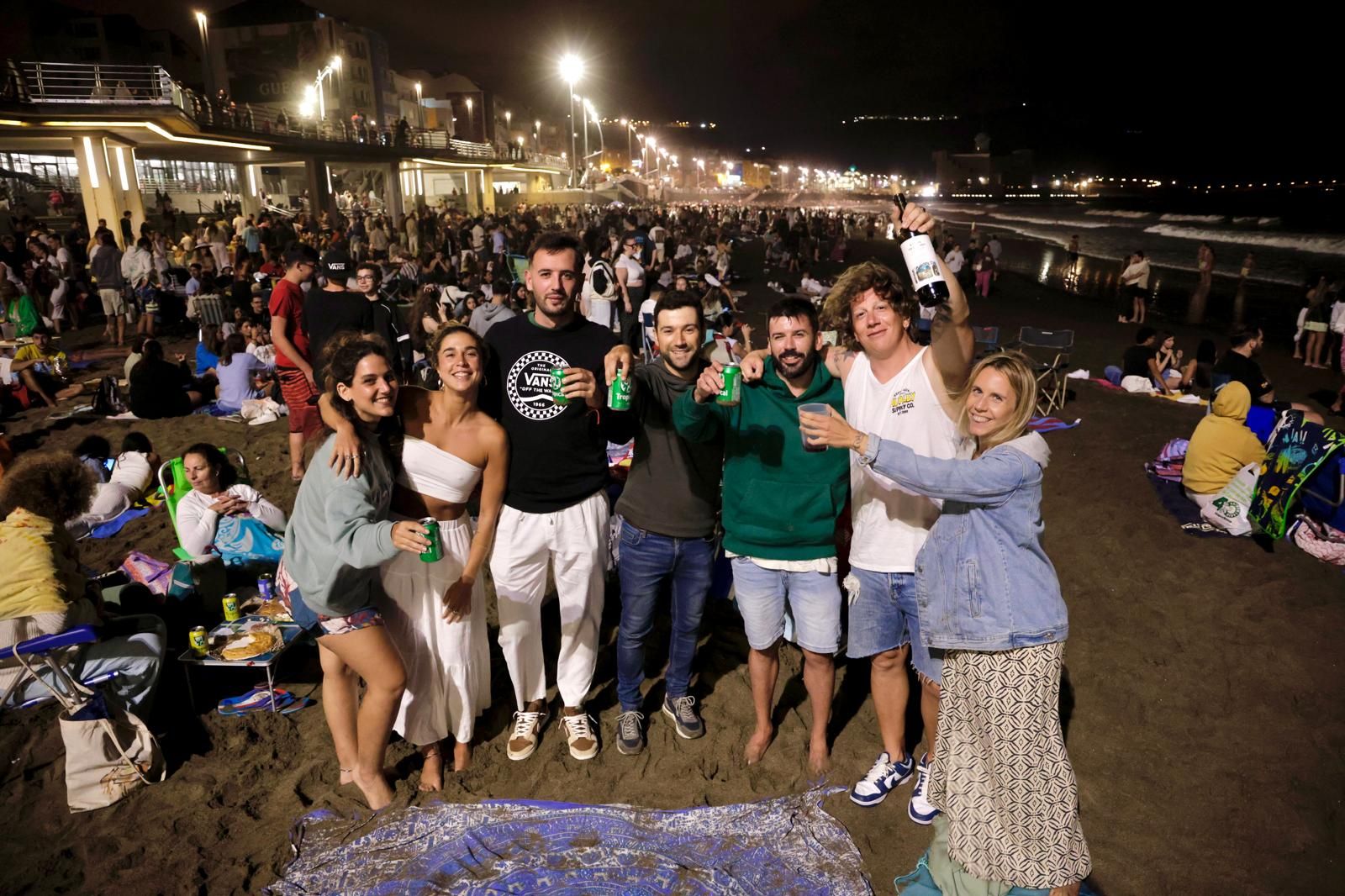 San Juan alumbra la playa de Las Canteras