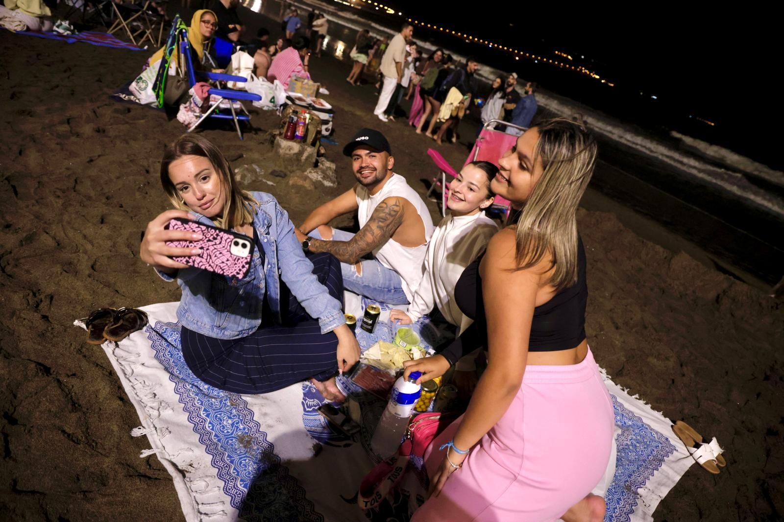 San Juan alumbra la playa de Las Canteras