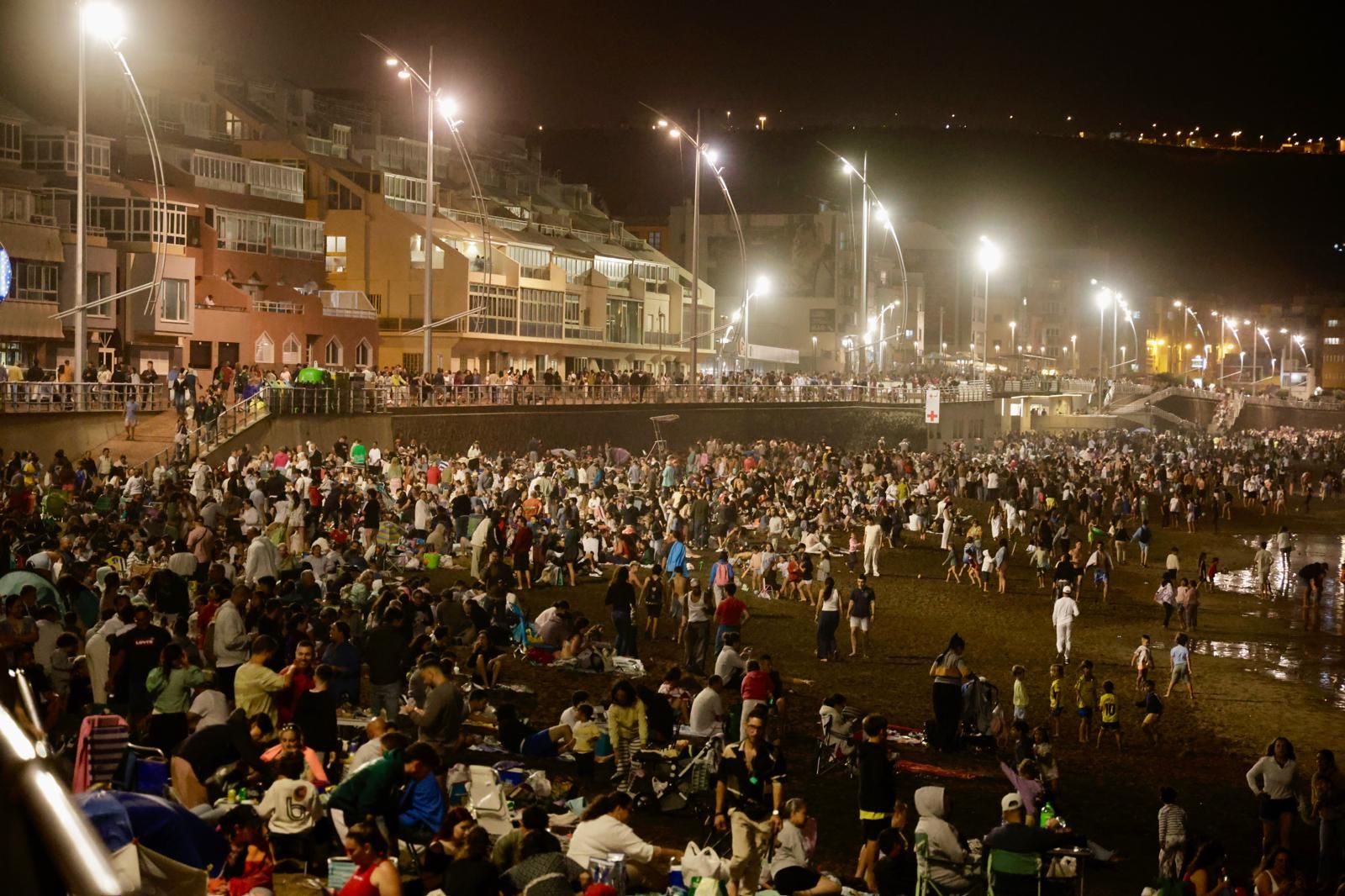 San Juan alumbra la playa de Las Canteras