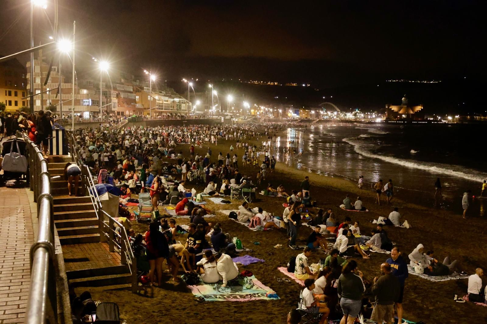 San Juan alumbra la playa de Las Canteras