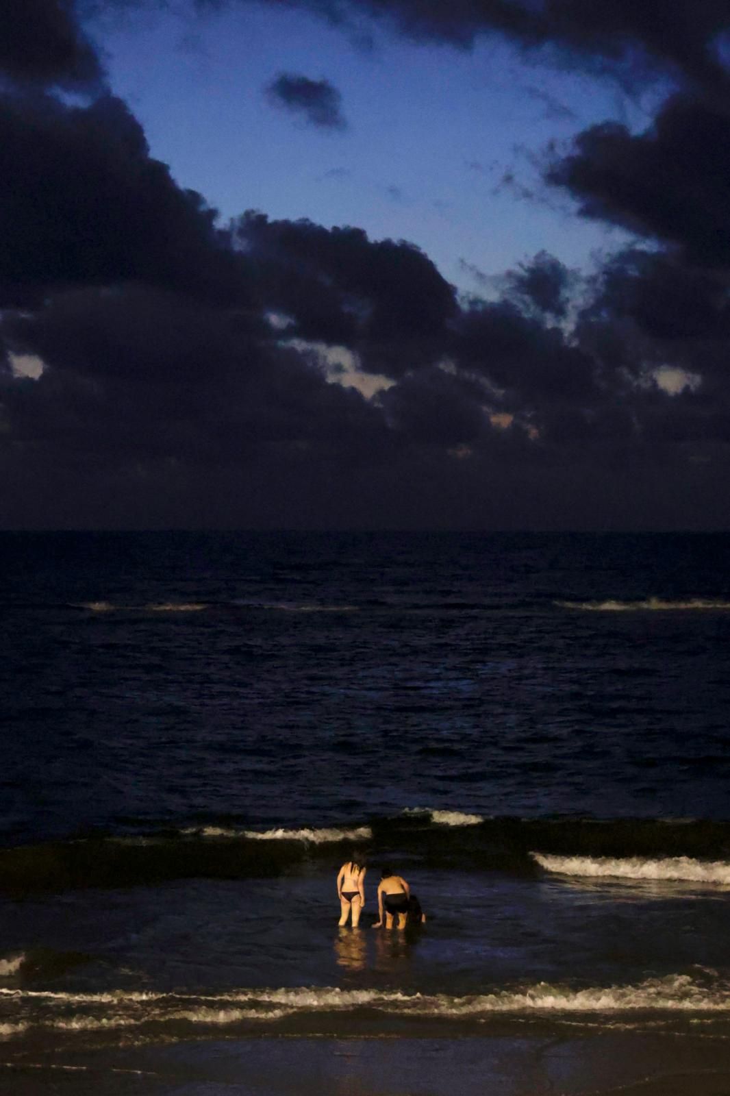 San Juan alumbra la playa de Las Canteras