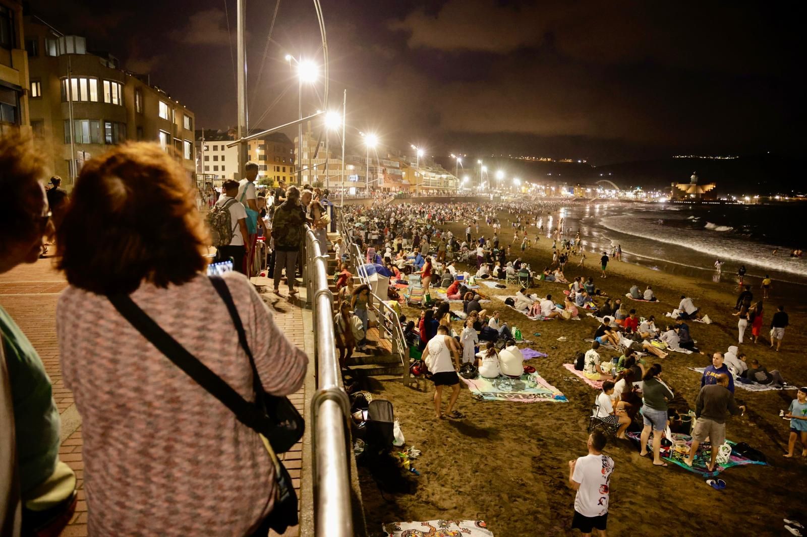 San Juan alumbra la playa de Las Canteras