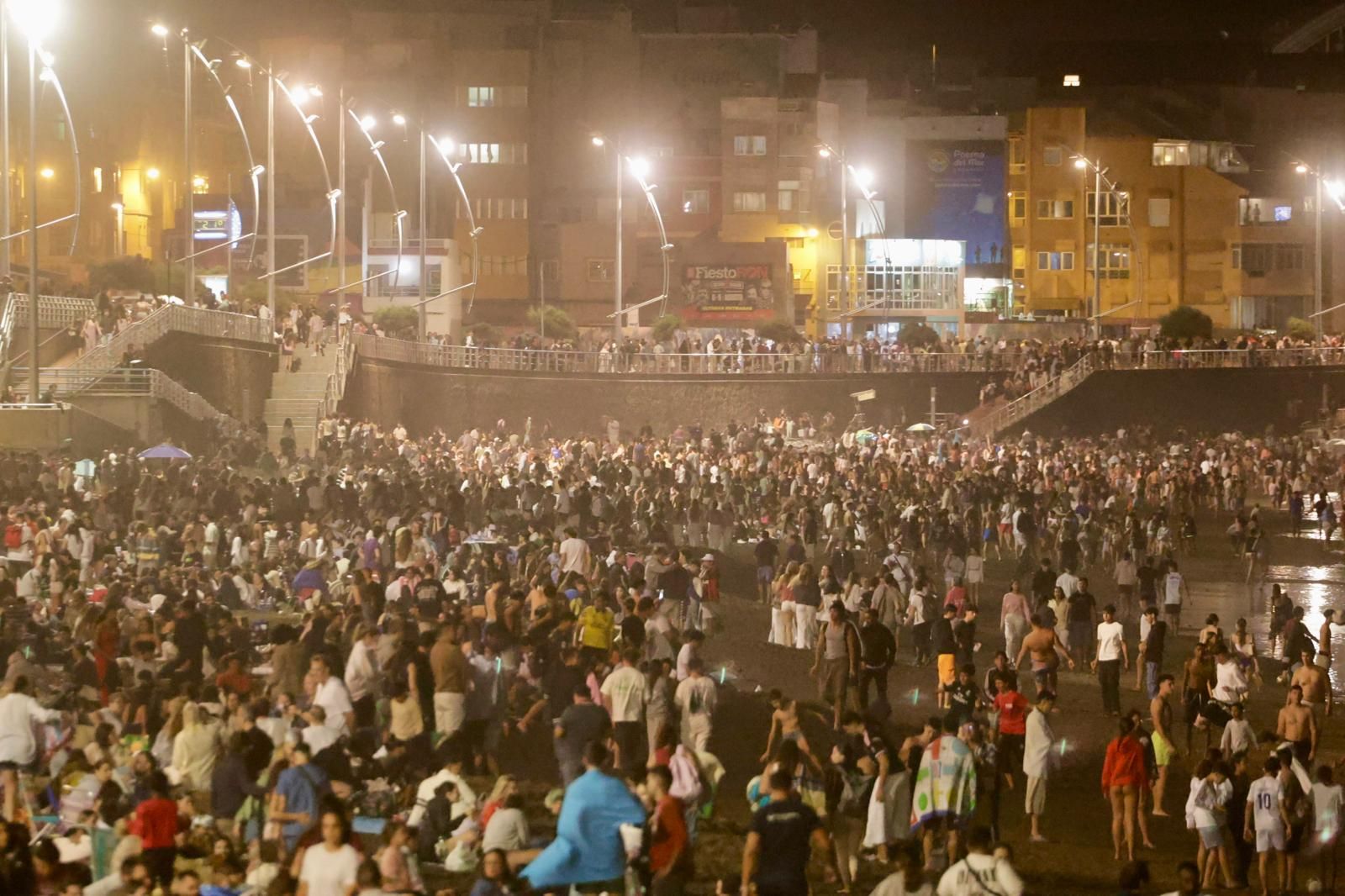 San Juan alumbra la playa de Las Canteras