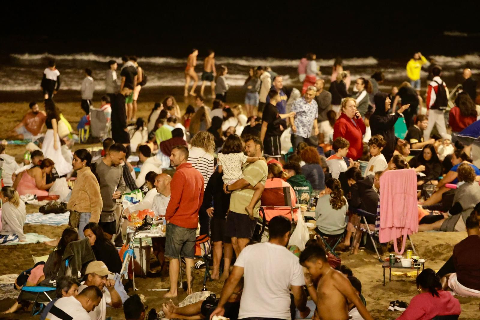 San Juan alumbra la playa de Las Canteras