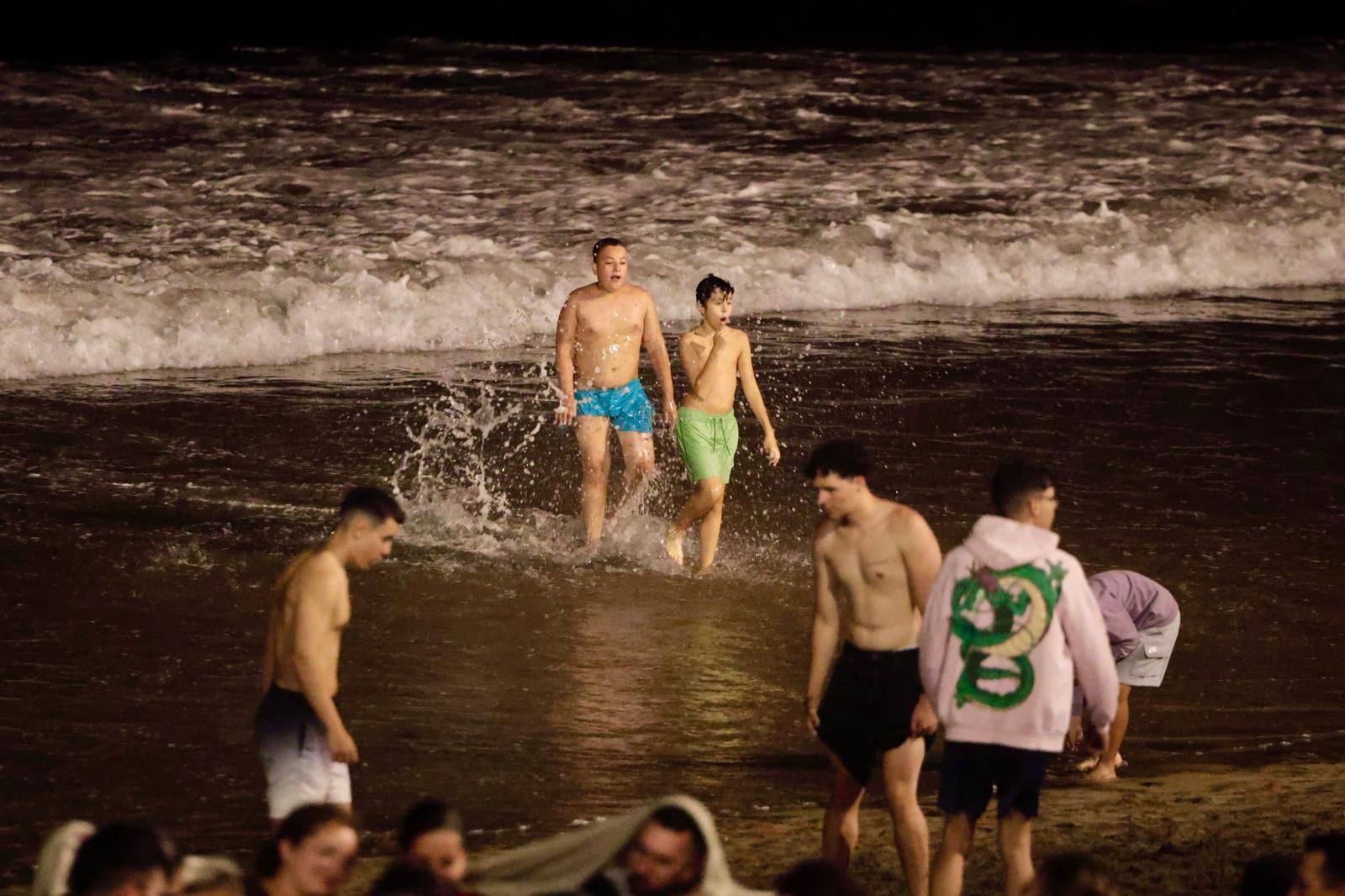San Juan alumbra la playa de Las Canteras