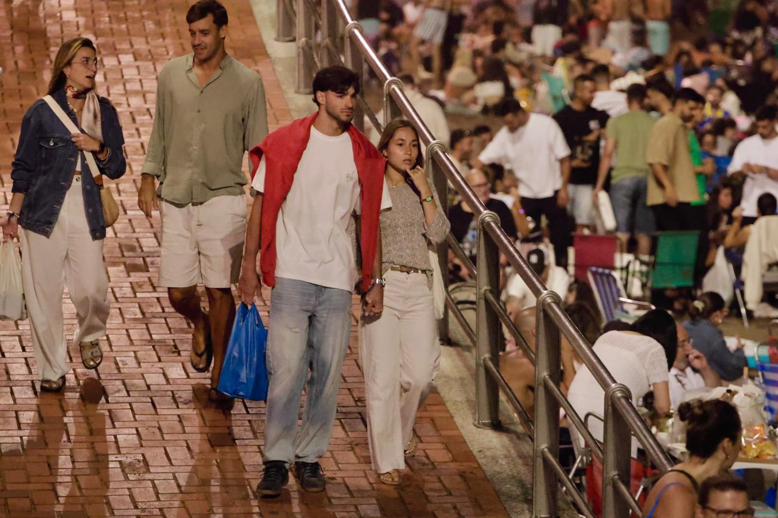 San Juan alumbra la playa de Las Canteras